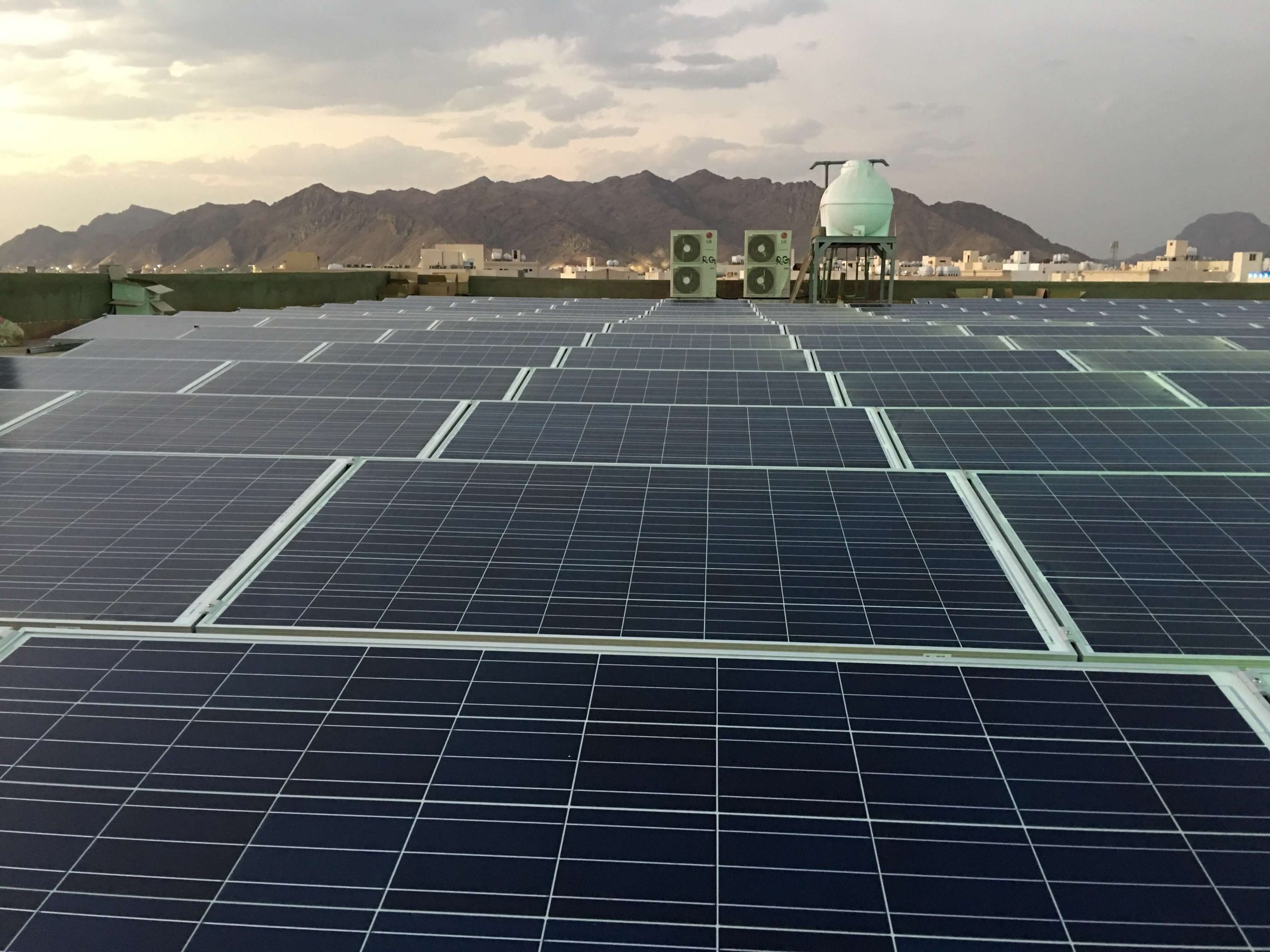 Zoninstallatie gemonteerd op het dak van een winkelcentrum in Madinah, Saudi Arabië | Esolar.nu
